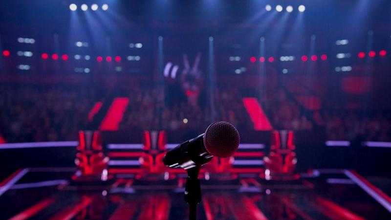 "The Voice" Bühne mit Mikrofon