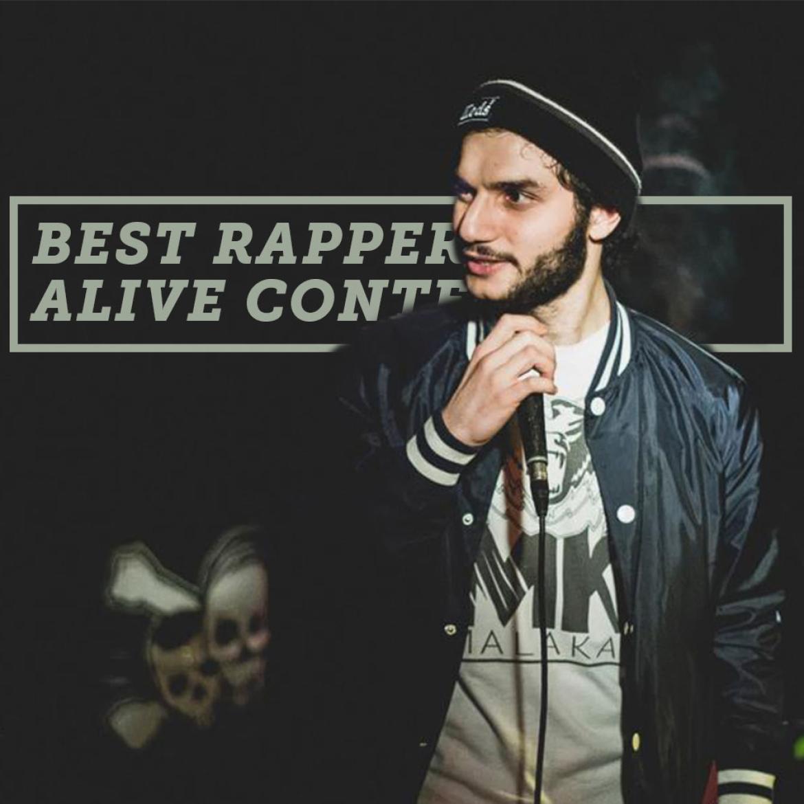 Malakai mit einem Mikrofon in der Hand, daneben steht als Schrift "Best Rapper Alive Contest"