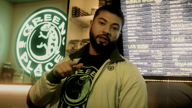 Omar im Coffeeshop