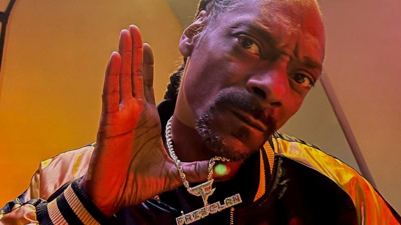 Snoop Dogg hält seine FaZe Clan-Kette in die Kamera