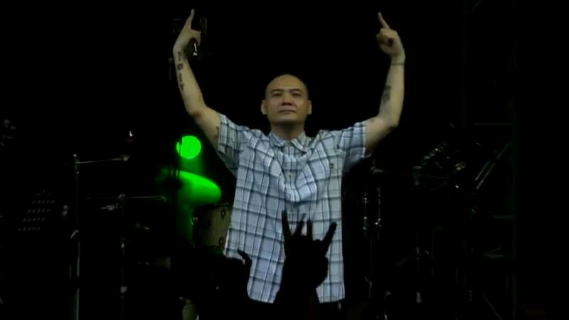 Phyo Zeya Thaw bei einem Konzert mit beiden Armen in der Luft