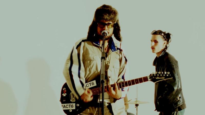 Souly am Mikrofon mit Gitarre, Loco Candy im Hintergrund
