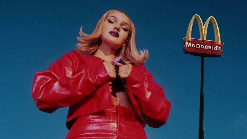 Shirin David mit McDonald's-Logo im Hintergrund