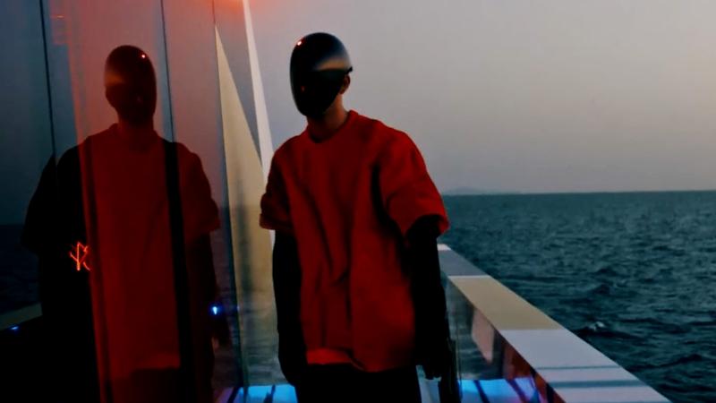 Ufo361 mit schwarzer Maske und rotem T-Shirt auf einem Boot