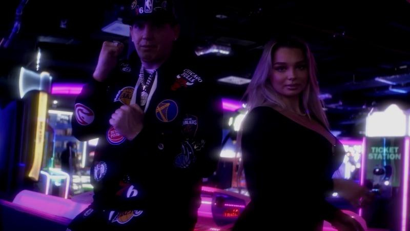 Money Boy & Celina im Musikvideo zu "Lay Up"