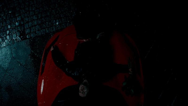 Ufo361 liegt im Regen auf der Motorhaube eines Ferraris