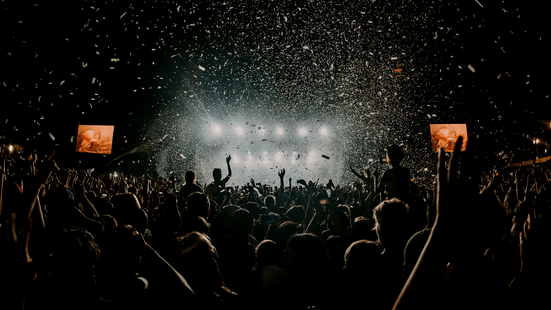 Bild von Festival Bühne mit Menschenmenge
