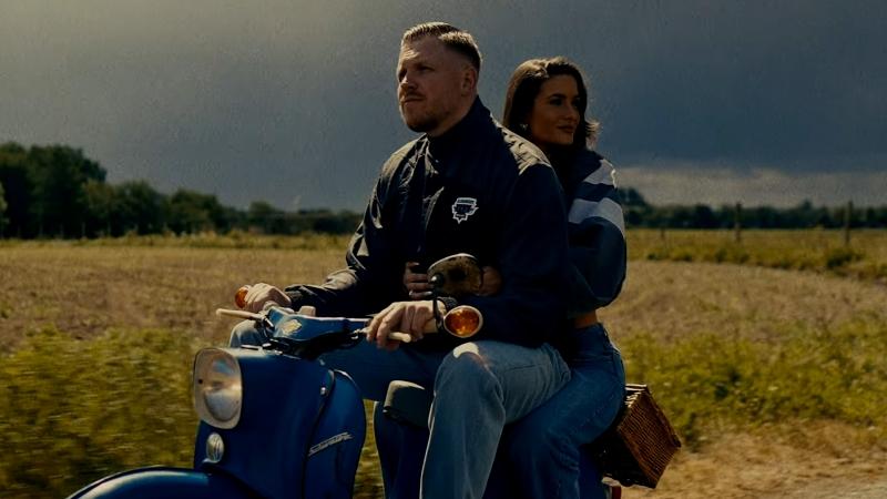 FiNCH auf einem Moped mit einer Frau