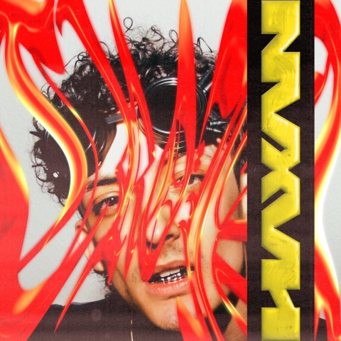 Singlecover der Single "Troja" von Artist Haxan. Zu sehen ist Haxan, vor ihm ein verzogener roter Schriftzug der an Flammen erinnert. Rechts steht sein Name in gelber Schrift.