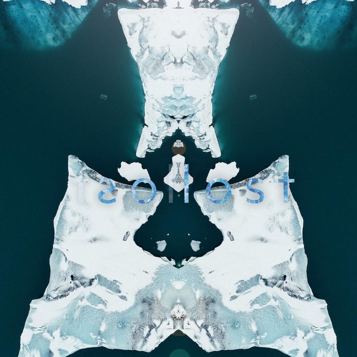 Mehrere Eisschollen die auf Wasser treiben. Das Bild ist symmetrisch.