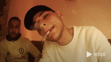 Rapper O.G. mit einem Joint im Mund