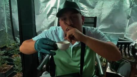 Bangwhite trinkt Kaffee und hält den Finger vor den Mund