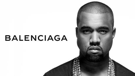 Kanye West in schwarzweiß und das Balenciaga-Logo auf weißem Hintergrund