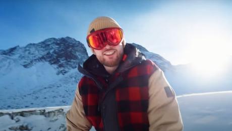 Bausa im Musikvideo zu "Der Berg ruft"