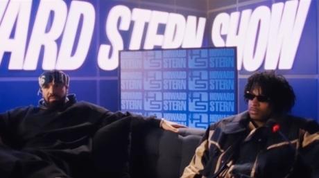 Drake und 21 Savage sitzen auf dem Sofa bei der Howard Stern Show