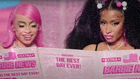 Nicki Minaj und Ice Spice beim lesen einer Zeitung