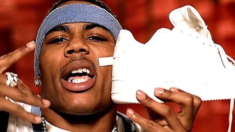 Nelly hält einen Nike Air Force One in der Hand