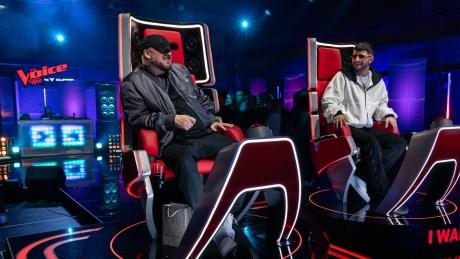 Kool Savas und Dardan sitzen auf den "The Voice Rap" Stühlen