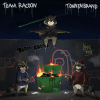Team Racoon, Tonnenbrand EP. Drei Waschbären angeordnet um einen brennenden Müllcontainer in einer heruntergekommenen Gasse bei Nacht.