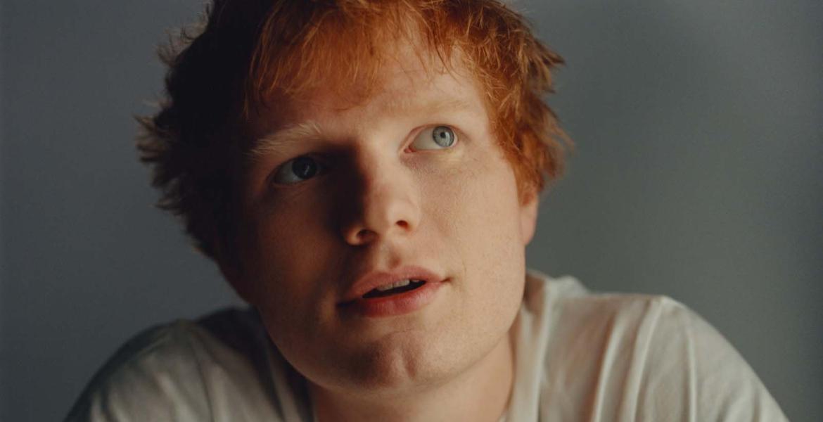 Pressefoto zeigt Ed Sheeran im weißen Shirt, wie er nach oben schaut