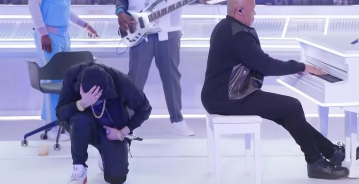 Eminem geht während des Super Bowls auf das Knie