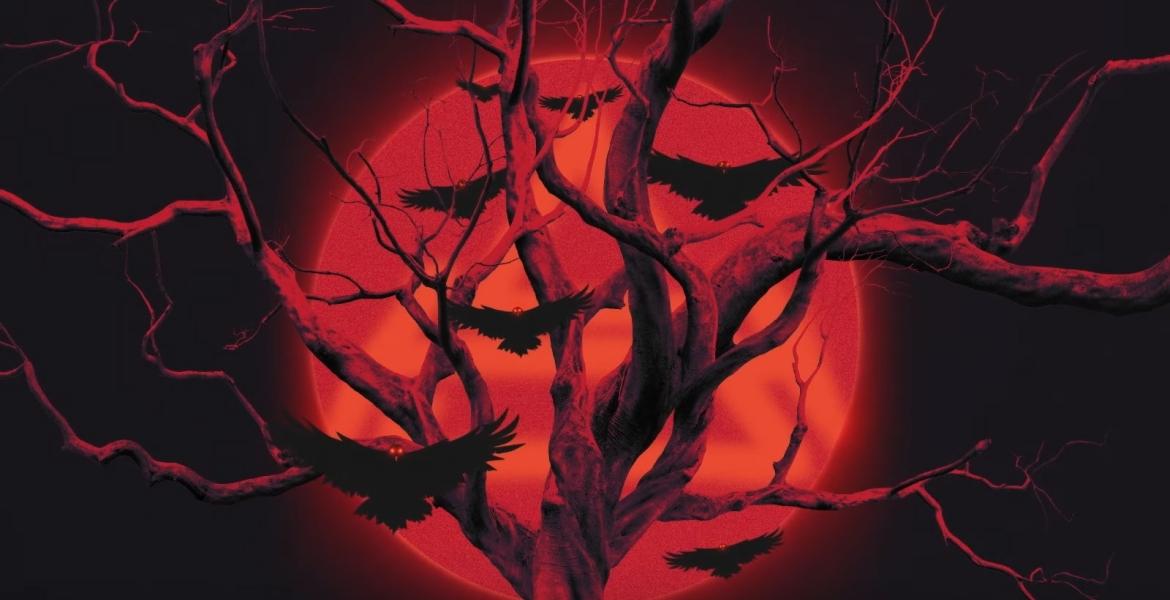 Ein Baum voller Raaben vor einem Blutmond