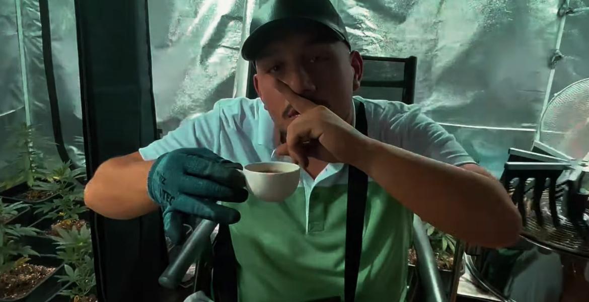 Bangwhite trinkt Kaffee und hält den Finger vor den Mund