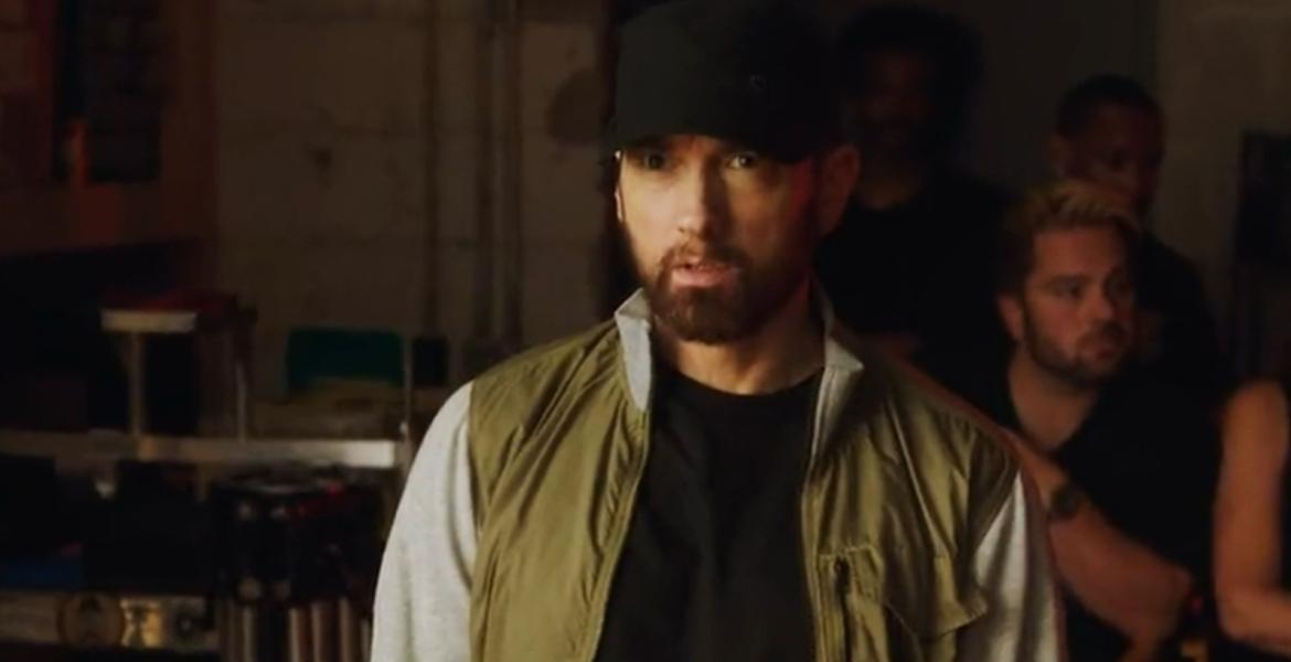 Eminem schaut grimmig