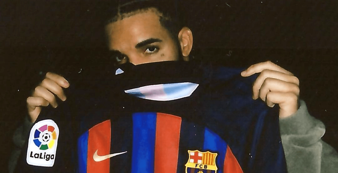 Drake hält ein Barcelona-Trikot vor sein Gesicht, man sieht nur die Augen