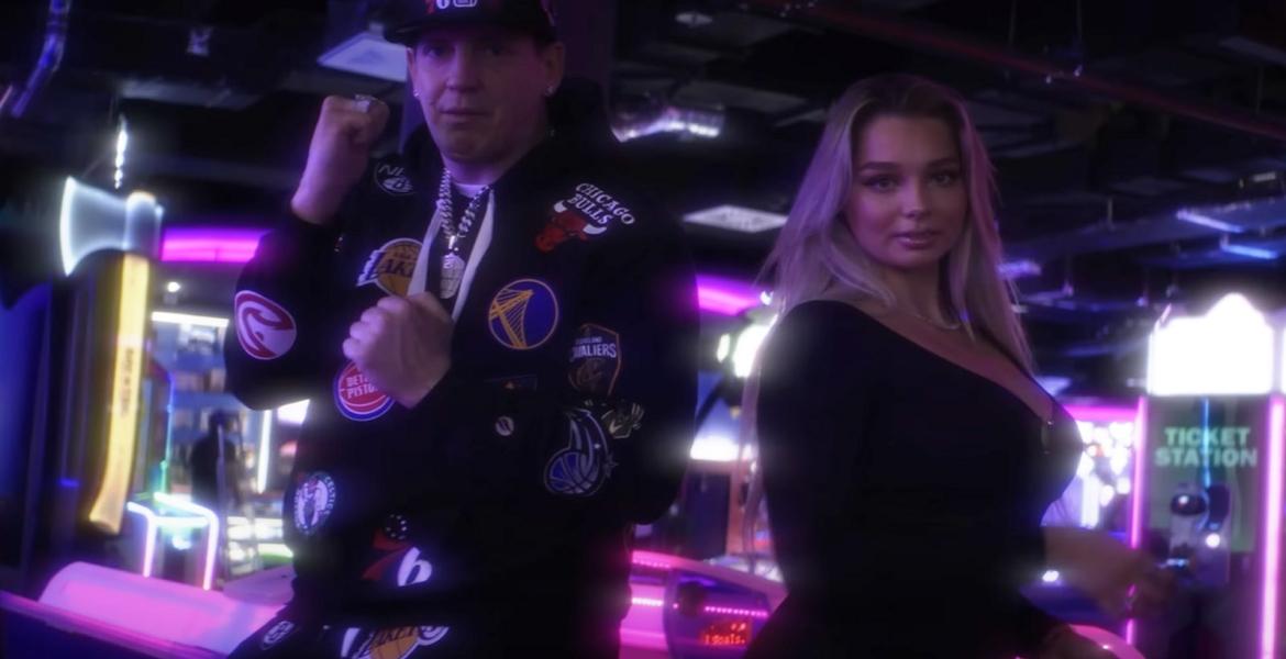 Money Boy & Celina im Musikvideo zu "Lay Up"