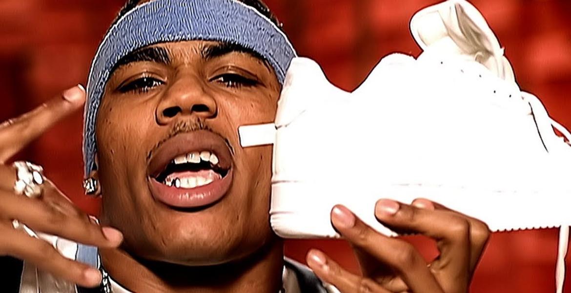 Nelly hält einen Nike Air Force One in der Hand