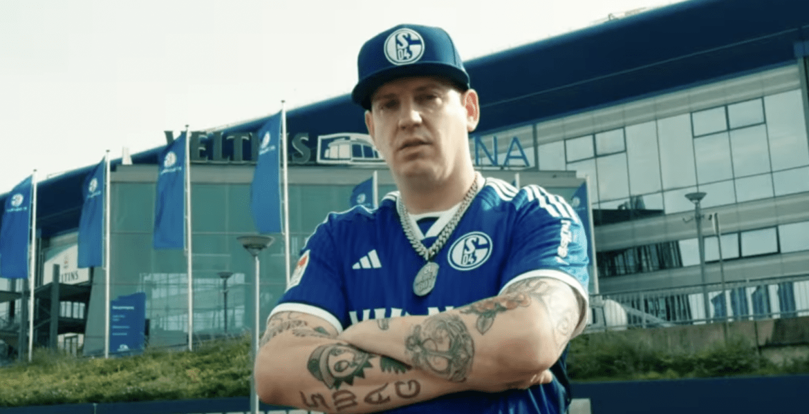 Money Boy im Schalke Outfit