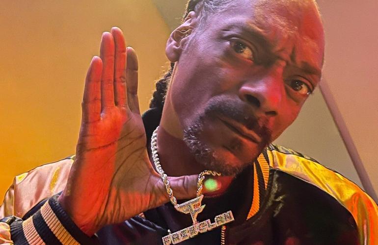 Snoop Dogg hält seine FaZe Clan-Kette in die Kamera