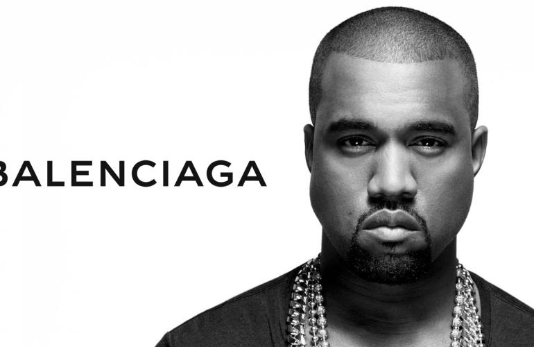 Kanye West in schwarzweiß und das Balenciaga-Logo auf weißem Hintergrund