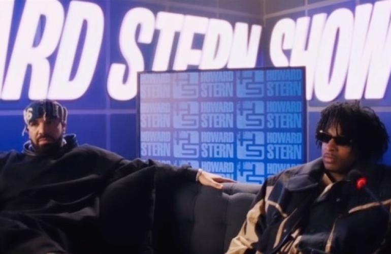 Drake und 21 Savage sitzen auf dem Sofa bei der Howard Stern Show