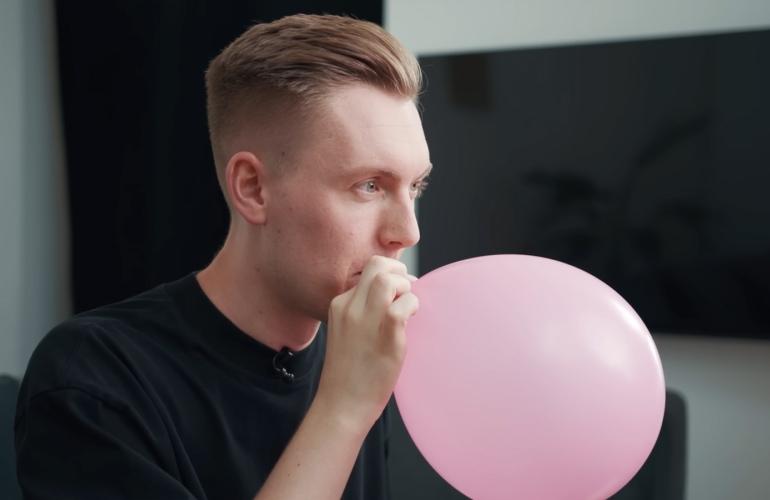 Tomatolix zieht an einem Ballon